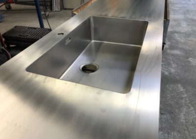 Stålbordplade bordplade i stål til køkken med isvejst vask fra Innsteel