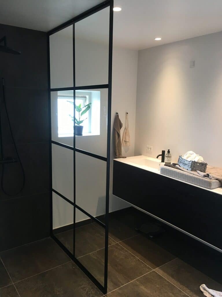 New Yorker brusevæg og bruseniche fra Innsteel