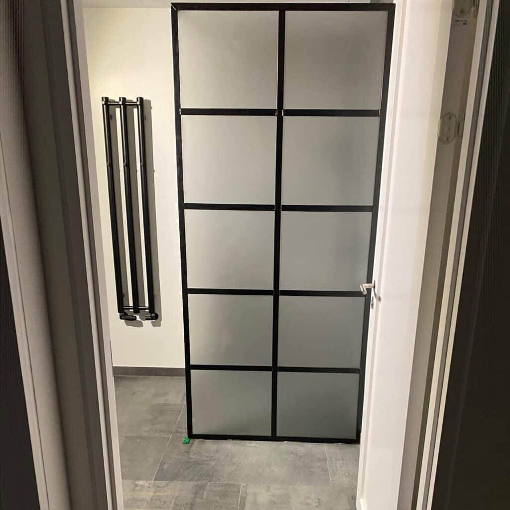 New Yorker brusevæg og bruseniche med matteret glas fra Innsteel