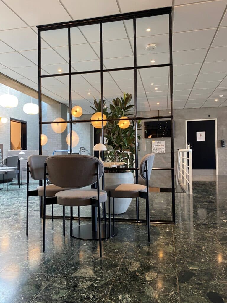 New Yorker glasvæg som rum opdeling i restaurant fra Innsteel