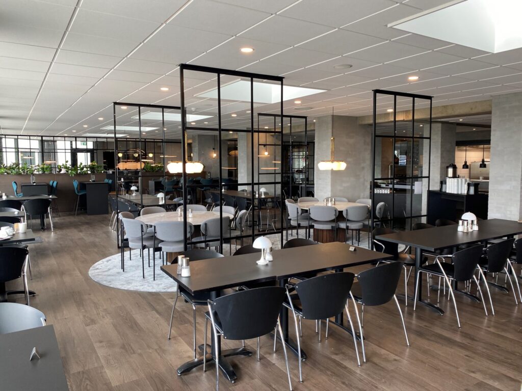 New Yorker vægge som rum opdeling i restaurant fra Innsteel