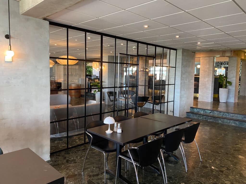 Dansk produceret New Yorker glasvæg med svingdør