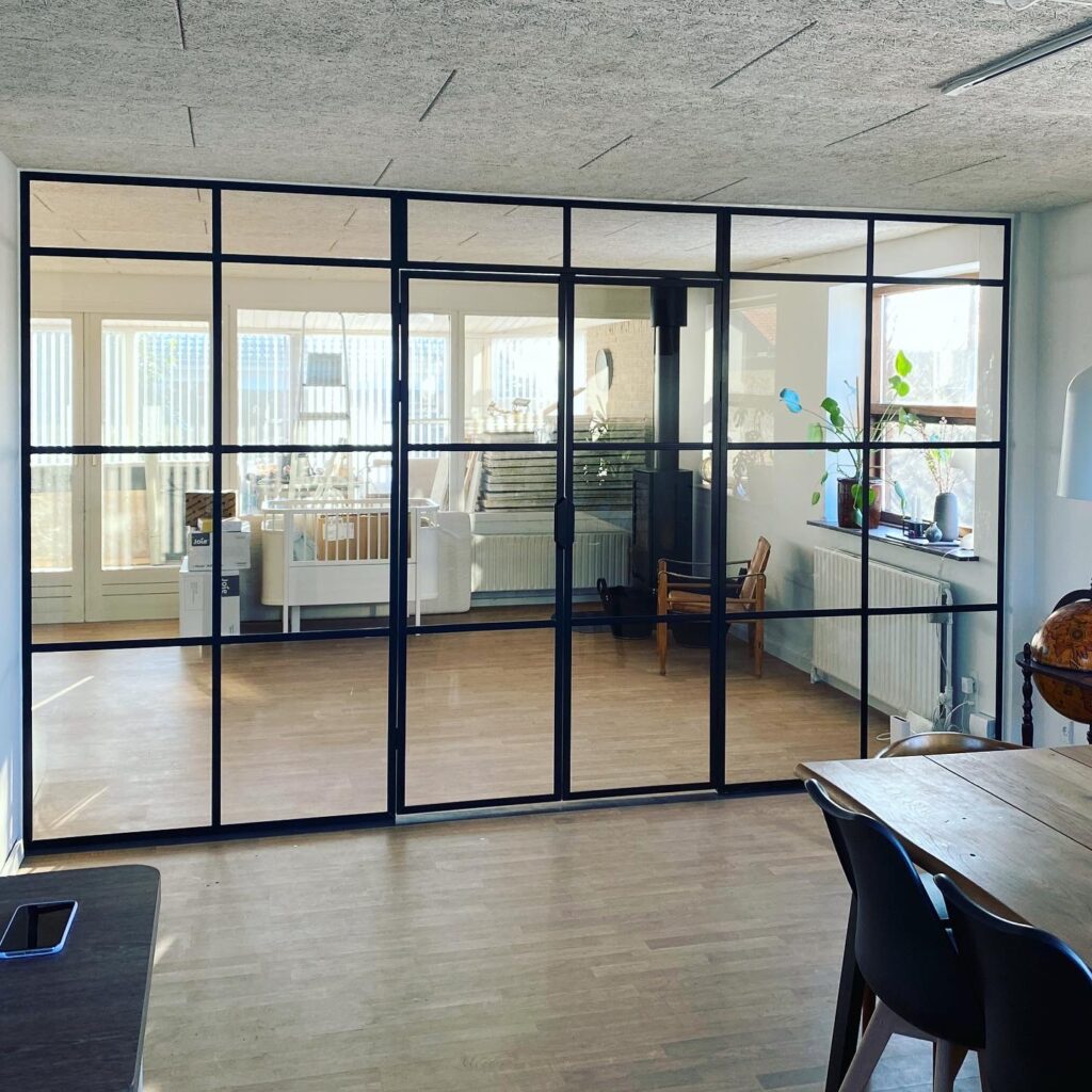 new yorker glasvæg med dobbeltdør til opdeling af rum