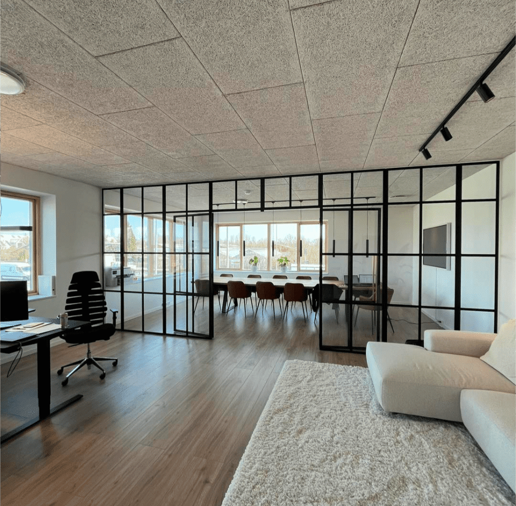 Mødelokale med glasvæg. Finish og godt håndværk fra Innsteel