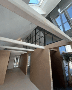 Med et indendørs New Yorker vindue kan du skabe lys i rummet