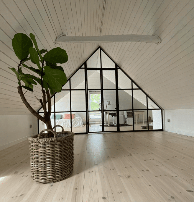 Smuk New Yorker skillevæg med dør fra Innsteel