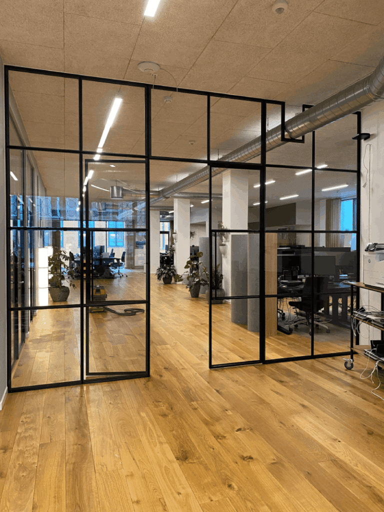 Et New Yorker mødelokale med godt lysindfald og støjdæmpning løfter kontoret