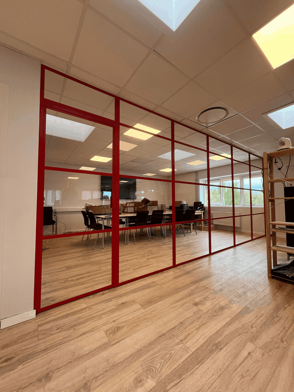 Rød New Yorker væg med dør og sideparti håndlavet af Innsteel i stål og glas