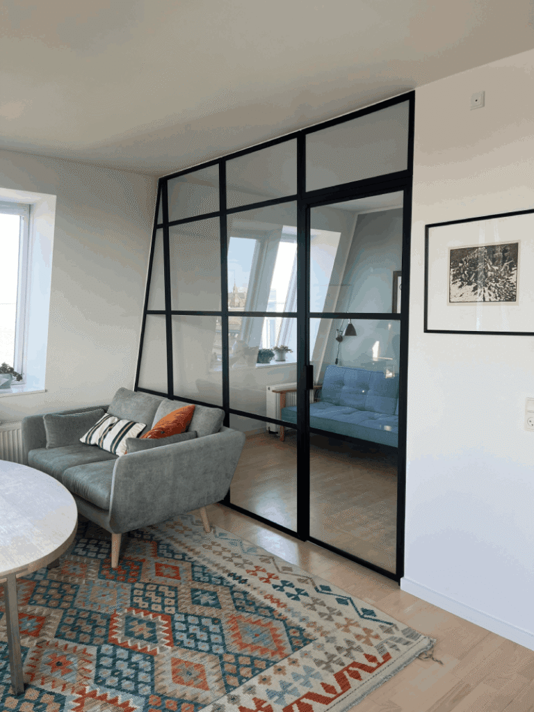 Skræddersyet glasvæg med dør og skrå vinkel