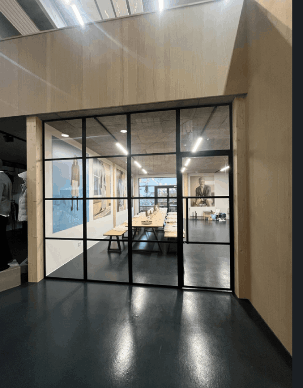 Mødelokale i New Yorker stil med støjdæmpende glas