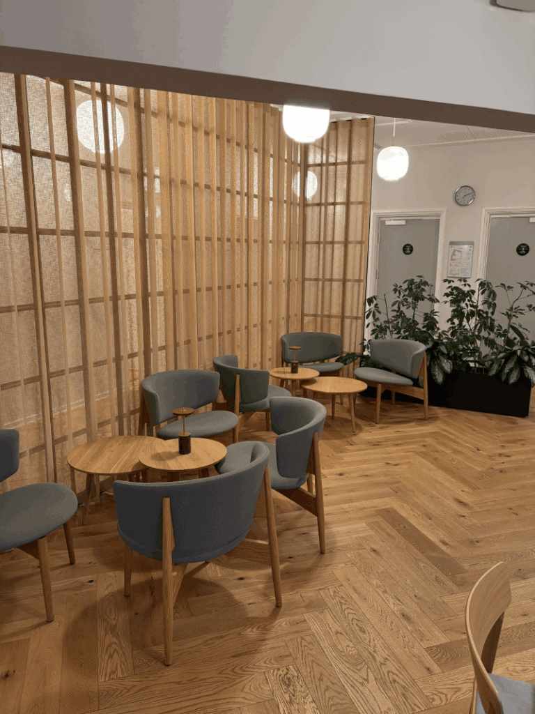 New Yorker glasvægge brugt til lyse mødelokaler i et åbent kontorlandskab."