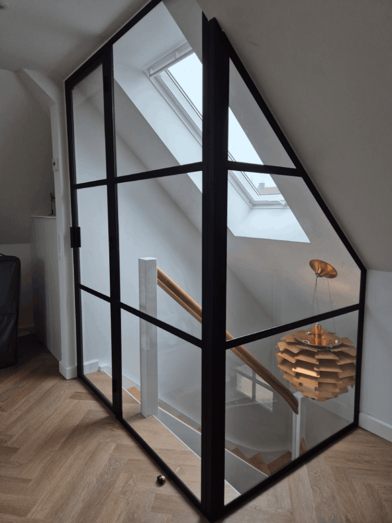 Elegant New Yorker væg i sort pulverlakeret stål og glas fra InnSteel i moderne bolig