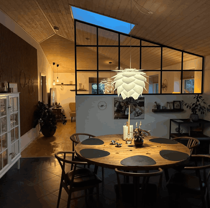 Rengøring af new yorker vindue i køkkenet - Aftørring af indvendig glasvæg med mikrofiberklud for korrekt vedligeholdelse